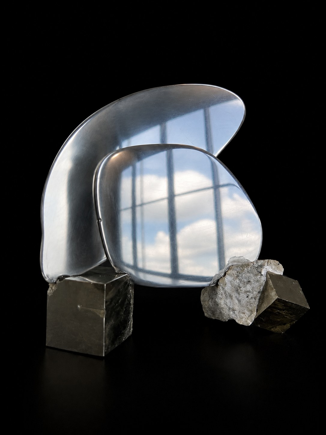 Dyad in Pyrite, a mirror on pyrite cubes